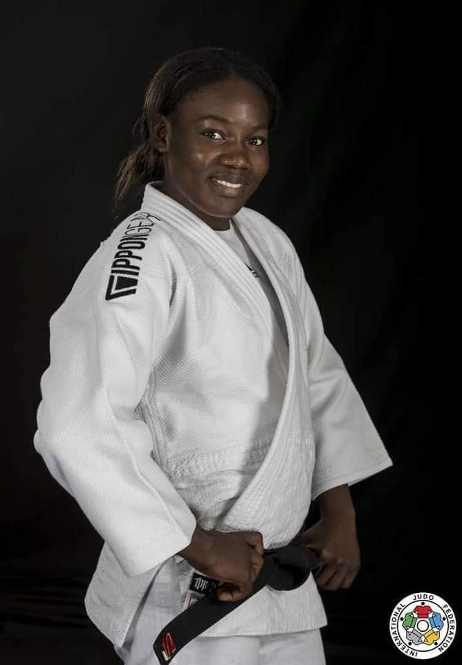 Judoka africain en judogi blanc dans une salle d'entraînement