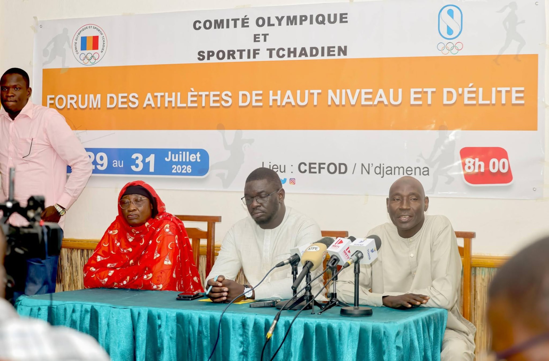 Délégués africains réunis en séance plénière dans une salle de conférence sahélienne