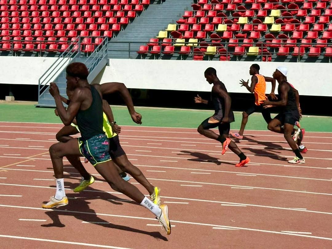 Athlètes tchadiens en pleine course sur la piste d'un stade national