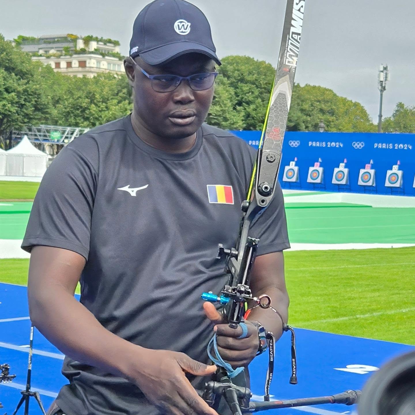 Archer africain tendant son arc à l'entraînement