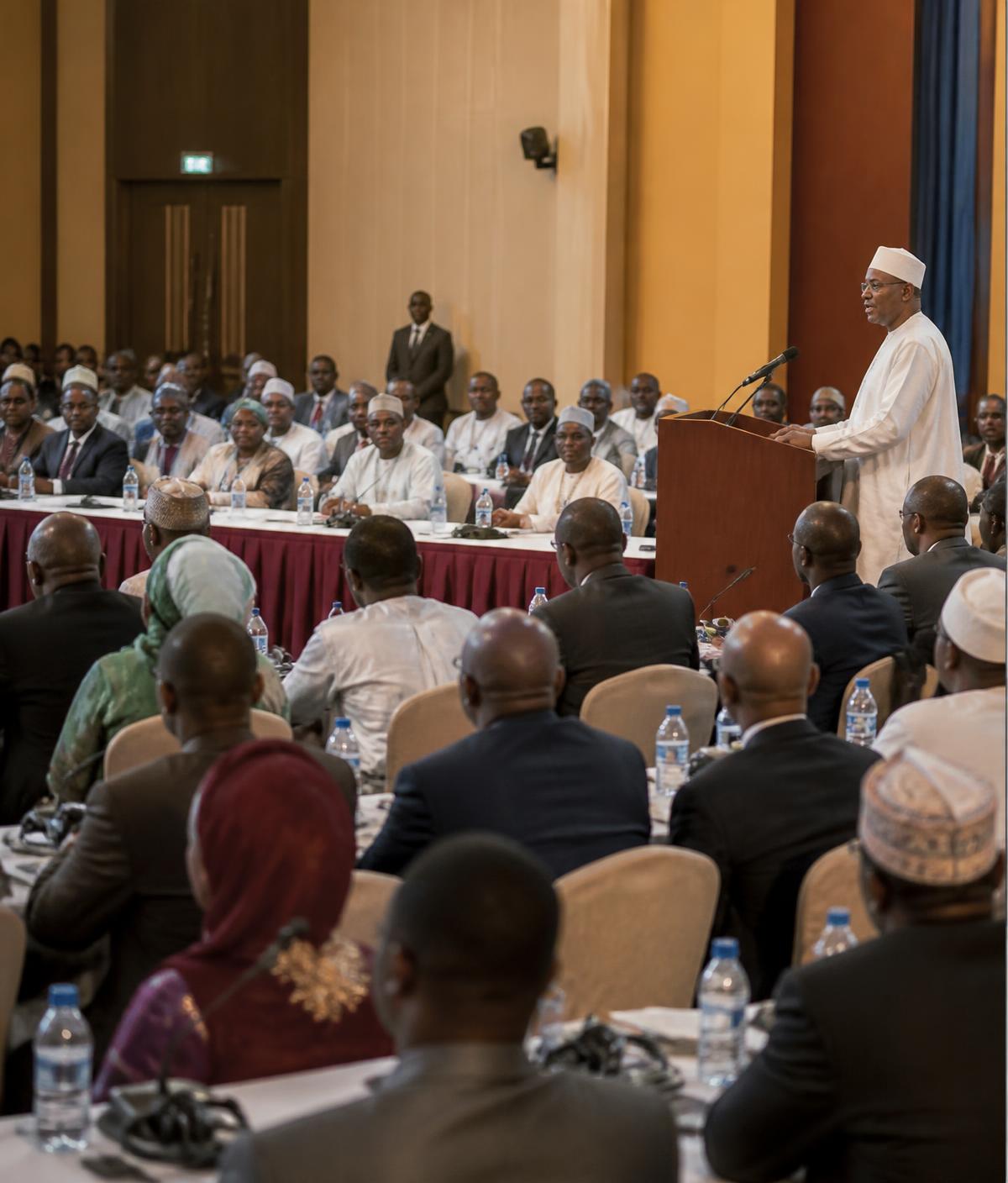 Assemblée générale institutionnelle réunie dans une salle de conférence à N'Djamena