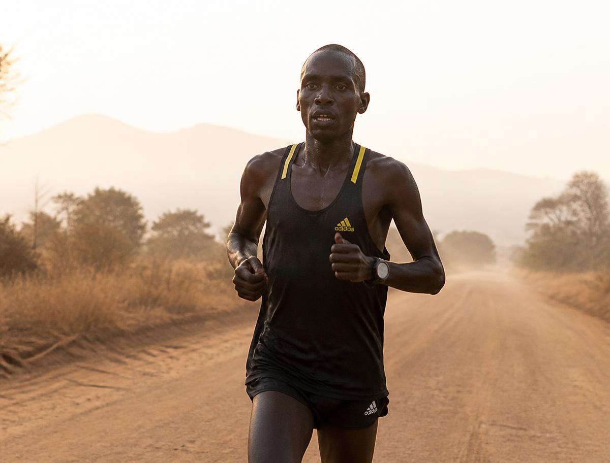Marathonien africain à l'entraînement sur une route au lever du soleil